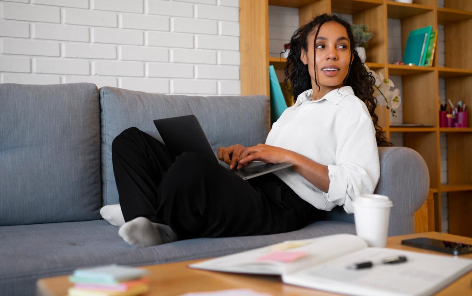 Moderne Büroumgebung mit fokussierter Arbeitsatmosphäre