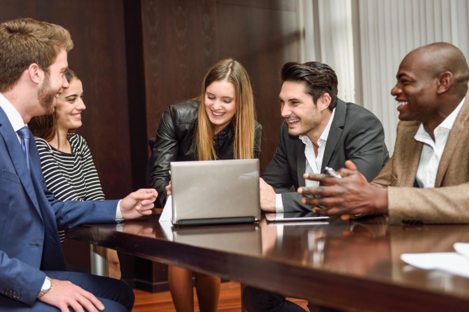 Moderne Büroumgebung mit Finanzunterlagen und digitalen Tools